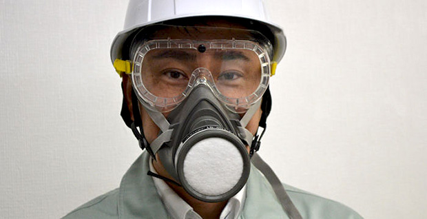 ３Ｍマスク（面体／吸収缶）　装着例１　［保護マスク、防毒・防塵（粉じん・粉塵）・有機ガス、３Ｍマスク、面体・吸収缶］