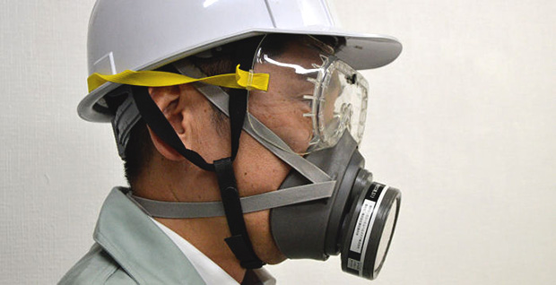 ３Ｍマスク（面体／吸収缶）　装着例２　［保護マスク、防毒・防塵（粉じん・粉塵）・有機ガス、３Ｍマスク、面体・吸収缶］